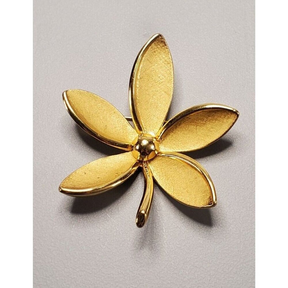 VTG Crown Trifari Flower Brooch Pin textured gold tone leaf brooch